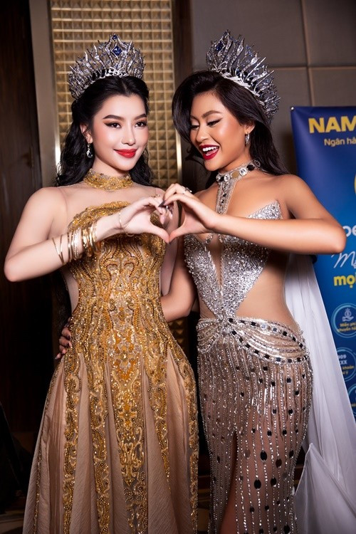 Hoàng Nhung đọ sắc cùng Xuân Hạnh trước khi thềm chung kết Hoa hậu Hoàn vũ 2025. Ảnh: FB Hoàng Nhung.