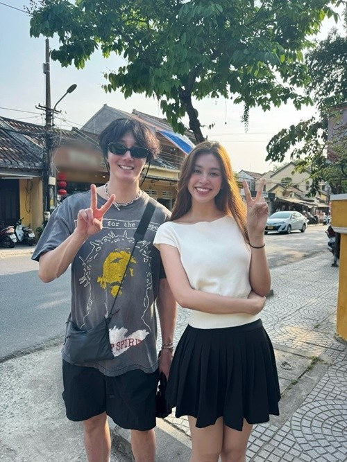 Hoa hậu Tiểu Vy khoe ảnh gặp gỡ Jung Il Woo khi anh du lịch Việt Nam. Ảnh: FB Tiểu Vy.