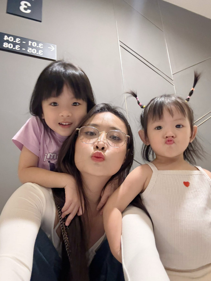 "Tôi nghĩ khoảnh khắc hai bé cùng mẹ bước vào lễ đường sẽ rất đáng yêu. Lúc đó, con sẽ không phân bì là tại sao đám cưới của mẹ con không được làm hành động này hay xuất hiện. Thế nên, tôi rất mong chờ đến ngày đó", cô chia sẻ.