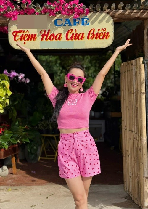 Ở đời thường, Hoài An ăn mặc trẻ trung. Ảnh: FB Hoài An.