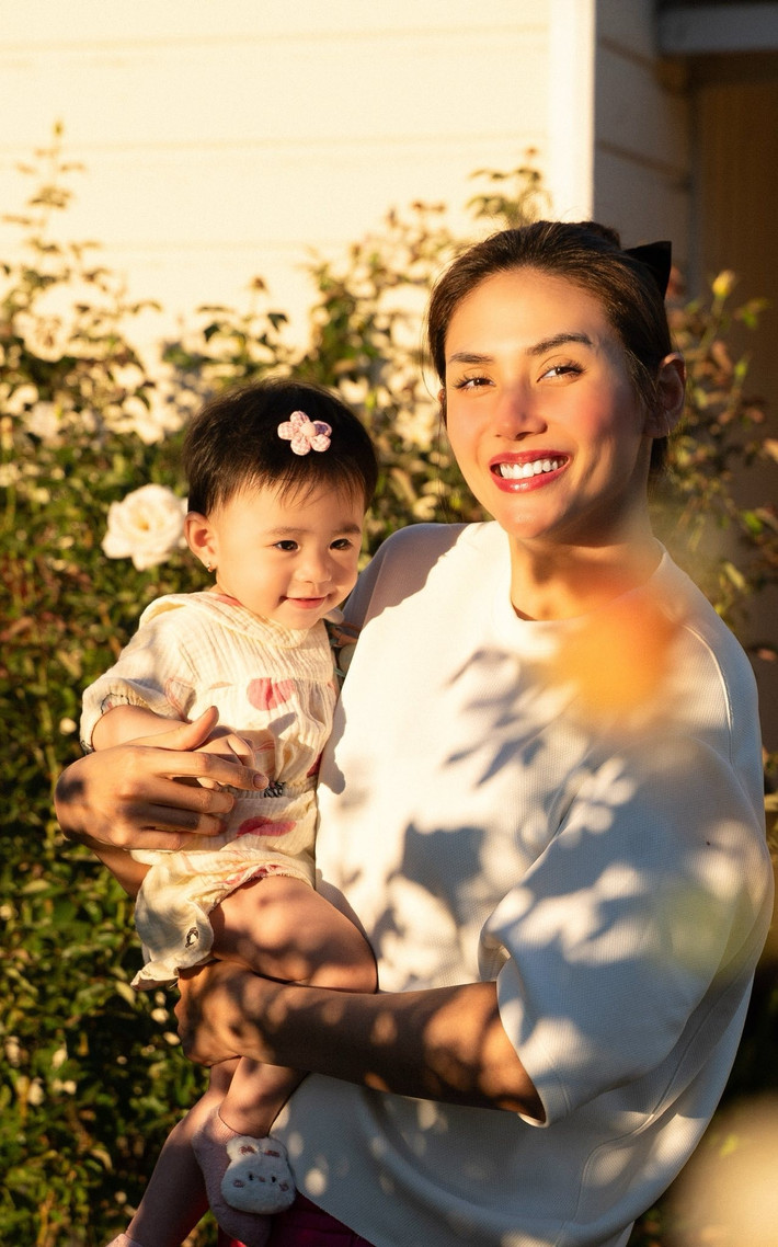 Võ Hoàng Yến mang bầu con gái đầu lòng bằng phương pháp thụ tinh nhân tạo (IVF). Cô chia sẻ trên Saostar, quá trình trữ trứng, tạo phôi, cấy phôi diễn ra êm đẹp.