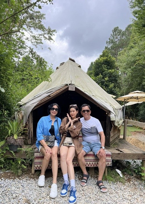 Trương Quỳnh Anh đưa bố mẹ đi du lịch khi đấng sinh thành về nước. Ảnh: Người Đưa Tin.