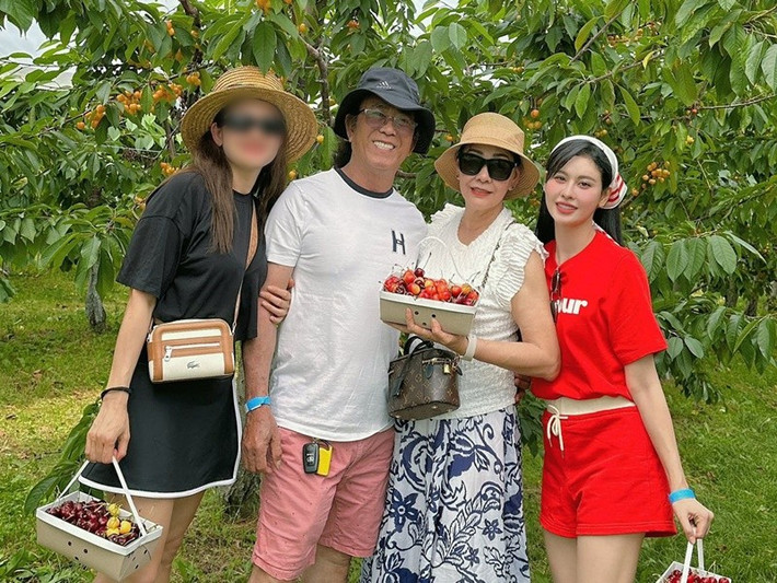 Trương Quỳnh Anh đoàn tụ bố mẹ sau thời gian dài xa cách. Ảnh: FB Trương Quỳnh Anh.