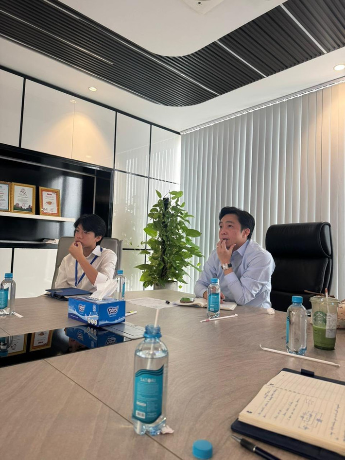 "Anh hai sẽ dành 2 tuần để thực tập và tìm hiểu môi trường làm việc từ các vị trí công việc như kinh doanh, chăm sóc khách hàng , giao nhà, phục vụ, nhận đơn tại các nhà hàng", Cường Đô la chia sẻ trên trang cá nhân. Ảnh: FB Cường Đô la.