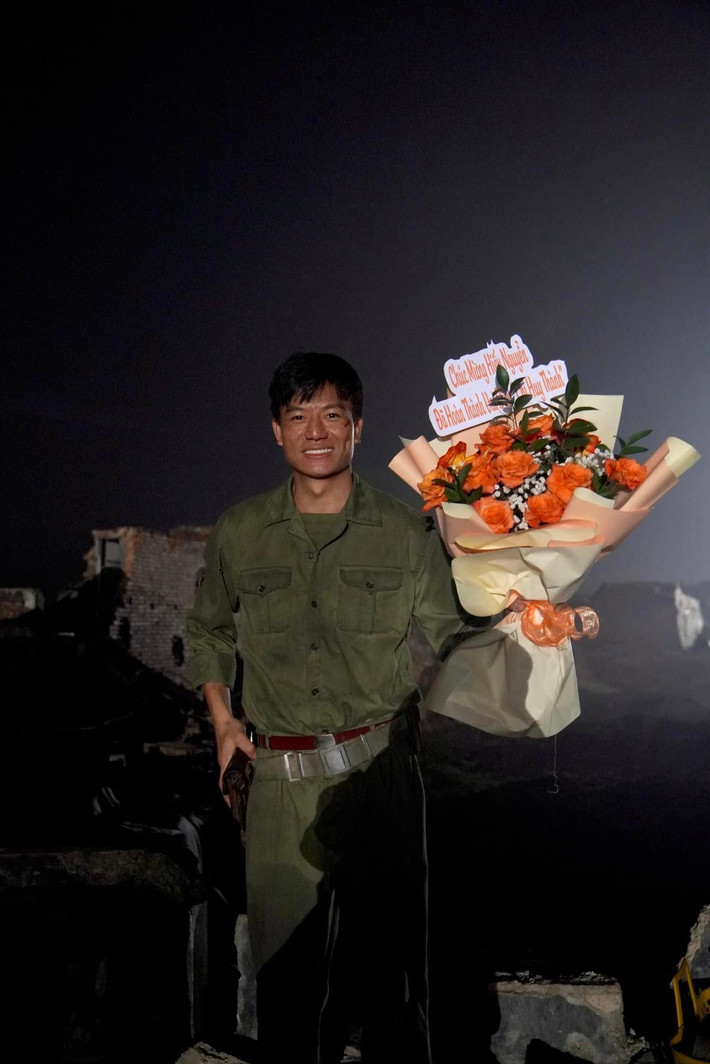 Nam diễn viên chia sẻ trên Tiền Phong, hai ngày trước buổi thử, anh bị sốt, mắt đỏ, chảy nước mắt mũi nhưng vẫn được đạo diễn Đặng Thái Huyền chọn. Ảnh: FB Hiếu Nguyễn.