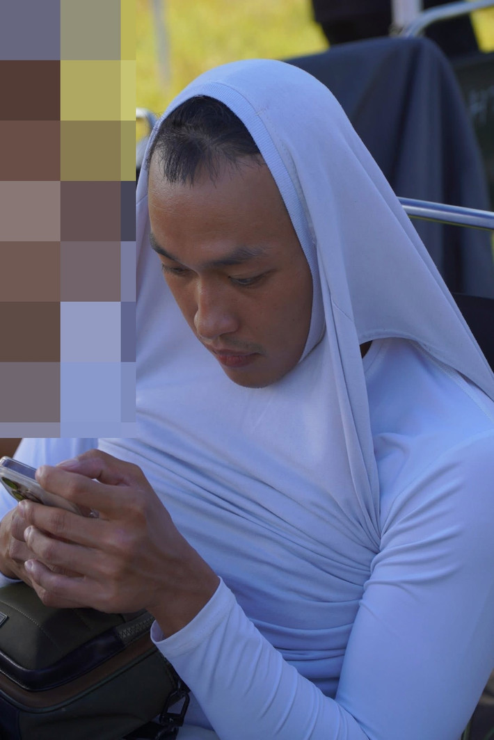 Đình Khang chia sẻ loạt ảnh “dìm hàng” các đồng nghiệp khi quay phim Mưa đỏ. Ảnh: FB Đình Khang.