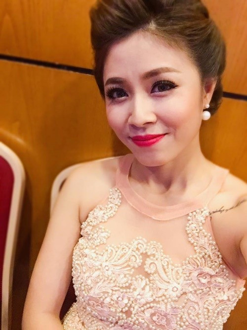 Khi bị nhắc đến chuyện "tập 2", Hoàng Linh đáp trả: "Tập 2 hay tập 20 thì tớ vẫn là tớ thôi bạn ạ, đời tớ tớ sống". Ngoài ra, khi bị mỉa mai bản lĩnh vì ly hôn nhưng để chồng nuôi con, Hoàng Linh phản pháo: "Mình không dám nhận lời khen của bạn vì mình không bản lĩnh được như bạn nói". Ảnh: FB Hoàng Linh.