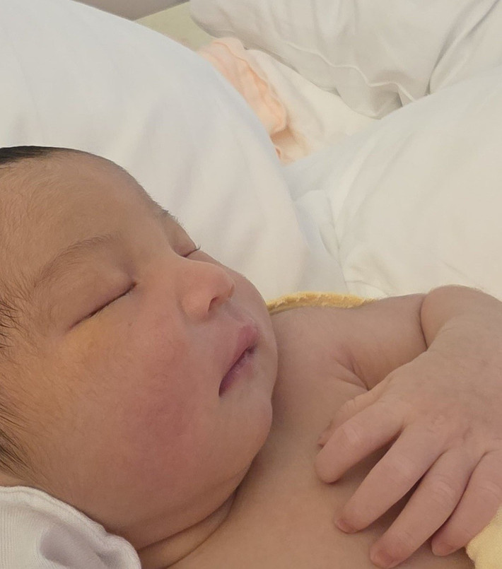H'hen Niê khoe con gái xinh xắn, đáng yêu. Người đẹp cho biết, bé Harley có đôi chân dài. Trước đó, vợ chồng H’hen Niê chia sẻ, nếu nàng hậu sinh con gái, nhóc tỳ sẽ mang họ mẹ và thừa kế tài sản từ mẹ. Ảnh: FB H'hen Niê.