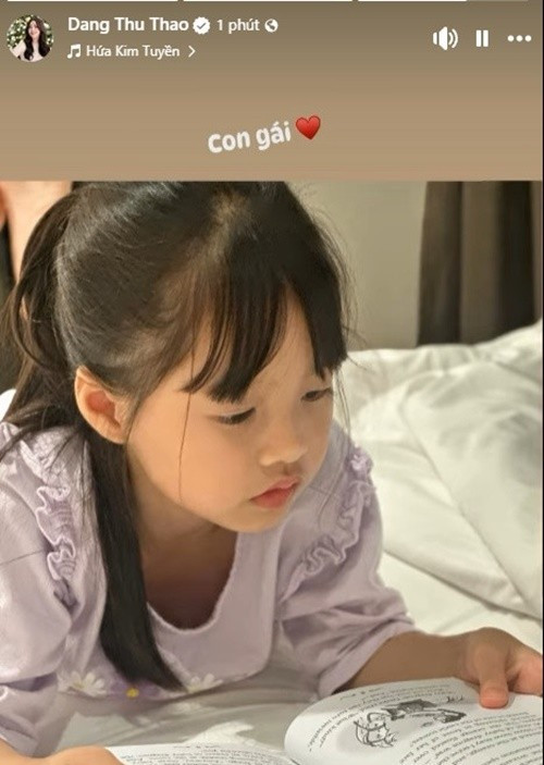 Thu Thảo đăng tải hình ảnh con gái đầu lòng Sophie chăm chú đọc sách. Ảnh: FB Thu Thảo.