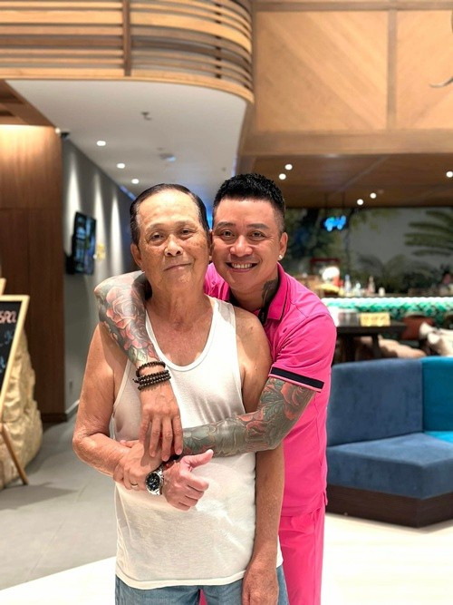 "Cuộc sống có những lúc không cần bất cứ gì ngoài sức khỏe của bố mẹ và vợ con”, Tuấn Hưng từng viết. Ảnh: FB Tuấn Hưng.