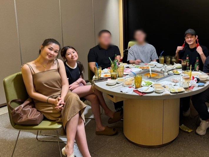 Mạc Anh Thư và Huy Khánh cùng con gái gặp gỡ bạn bè, người thân. Ảnh: FB Huy Khánh.
