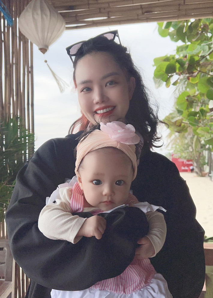 “Mẹ Bảo Anh nhẹ nhàng dỗ dành, con có vẻ tạm yên tâm. Nhưng vừa giơ máy lên bấm chụp, nước mắt Melody lại lăn dài như thể đang tham gia một cảnh phim đầy cảm xúc. Ba Bằng Cường đứng kế bên quơ quơ đồ chơi, làm đủ trò để chọc cười. Kết quả là Melody nhìn ba mẹ với ánh mắt nghi ngờ sâu sắc, rồi khóc tiếp. Sau 1001 cách xoa dịu, cuối cùng cũng chụp được vài tấm”, vợ Bằng Cường cho hay. Ảnh: FB Bảo Anh.