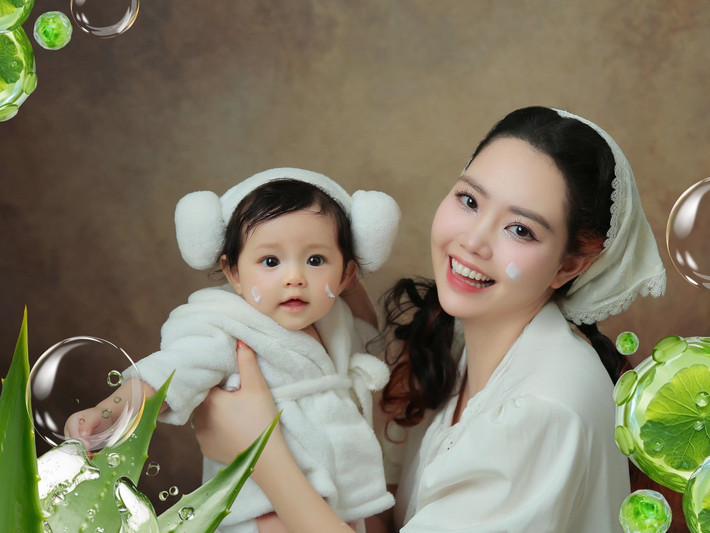 Bé Melody sở hữu gương mặt đáng yêu với đôi mắt to tròn, đôi môi chúm chím, làn da trắng hồng. Ảnh: FB Bằng Cường.