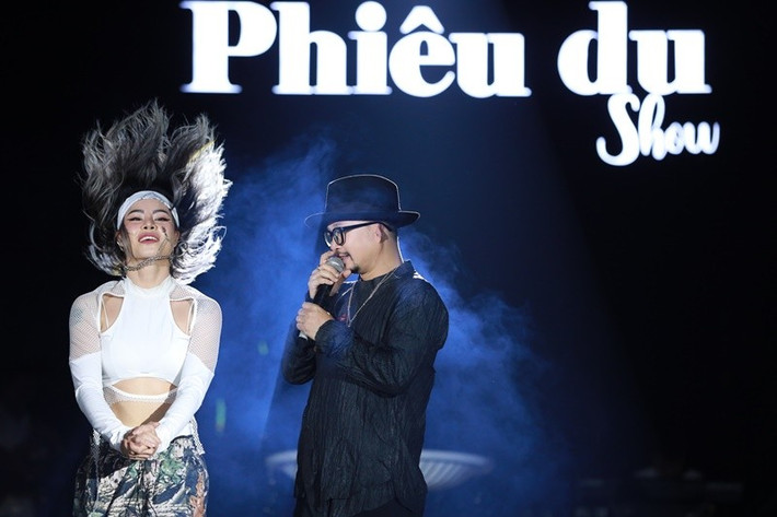 "Thật sự, từ lúc vợ tôi quản lý tài chính, cuộc sống của tôi trở nên đỡ căng thẳng hơn rất nhiều", Hà Lê bày tỏ. Ảnh: VOV.