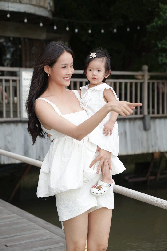 "Nhìn thấy hình ảnh của mẹ trong con. Mạnh mẽ, cá tính nhưng bên trong lại muốn được vỗ về quan tâm", Trương Mỹ Nhân tiết lộ về con gái thứ hai. Ảnh: FB Trương Mỹ Nhân.