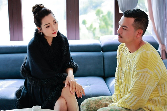 Mai Thu Huyền cho hay: "Mình cũng ước giá như Việt không để râu thì bạn ấy sẽ trẻ hơn khoảng 10 tuổi nhưng tiếc là thời điểm đó Việt đang quay dở 1 phim khác với tạo hình có râu nên khi chuyển qua phim này vẫn phải giữ tạo hìn68 râu của phim cũ". Ảnh: FB Mai Thu Huyền.