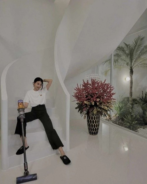 Thanh Hằng không ít lần khoe cuộc sống của mình trong biệt thự 1.000m2. Ảnh: FB Thanh Hằng.