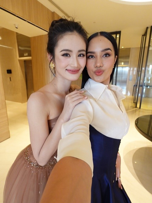 Opal Suchata (phải) đăng quang Hoa hậu Thế giới 2025 còn Ý Nhi vào top 40 chung cuộc. Ảnh: FB Opal.