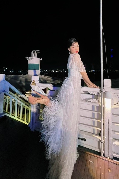 Giày cao gót giúp Hòa Minzy tự tin diện váy áo công chúa bồng bềnh. Ảnh: Dân Việt.