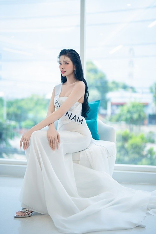 Hà Tâm Như chọn lối trang điểm ngọt ngào.