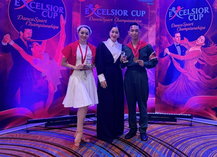 Theo Vietnamnet, ít ngày trước, Phan Hiển và Thu Hương giành huy chương đồng nội dung Showdance Latin tại giải vô địch thế giới do Liên đoàn Khiêu vũ Thể thao Thế giới (WDSF) tổ chức ở Mỹ. Ảnh: FB Thu Hương.