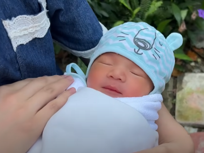 Con trai của Tiết Cương và Ngọc Thưởng kháu khỉnh, có làn da trắng. Ảnh: Youtube Tiết Cương.