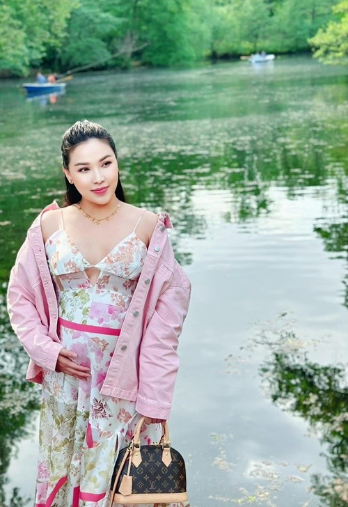 Ít năm qua, người mẫu Quỳnh Thư không tham gia hoạt động nghệ thuật. Vào năm 2024, cô sang Đức sinh sống cùng bạn trai. Cũng trong năm 2024, nữ người mẫu mang bầu và hạ sinh con trai đầu lòng William. Ảnh: FB Quỳnh Thư.