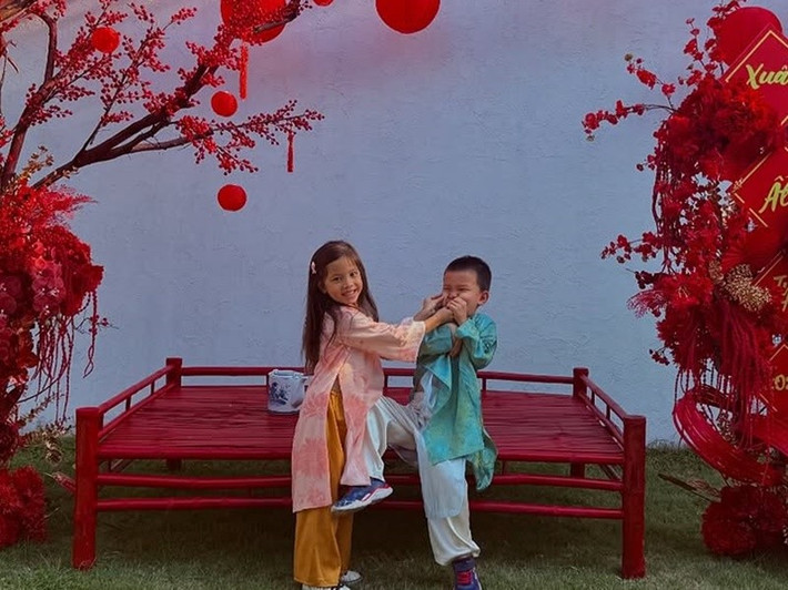 Con gái Hồ Ngọc Hà trêu đùa cậu em trai song sinh. Ảnh: FB Henrylisaleon.