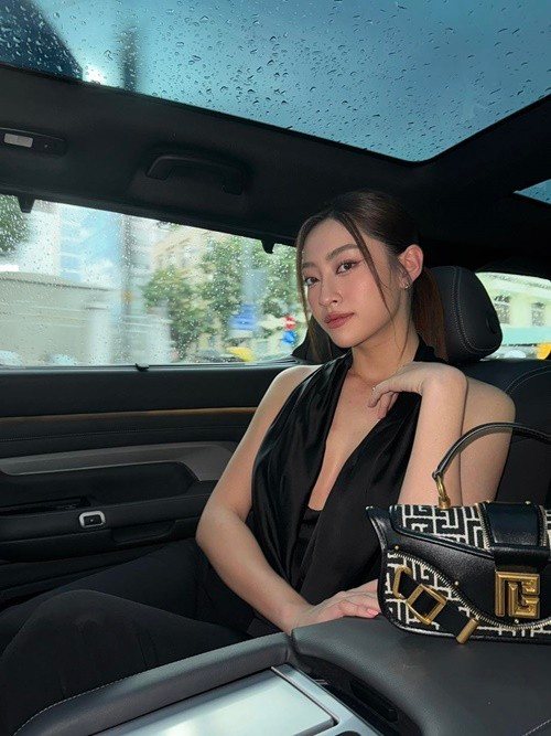 Miss World Vietnam 2019 thường xuyên sử dụng xe sang khi di chuyển. Ảnh: FB Lương Thùy Linh.