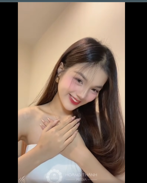Nhan sắc ngọt ngào của Minh Thu khi bắt trend nụ cười nháy mắt “đốn tim” người xem. Ảnh: Fanpage Hoa hậu Việt Nam.