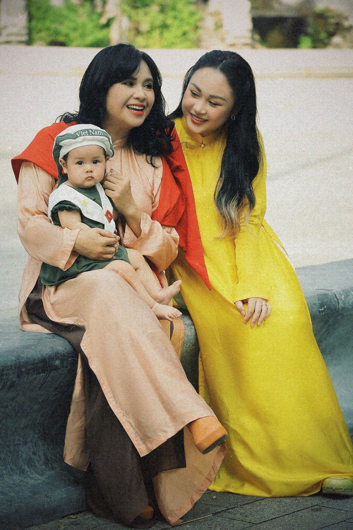 Cháu ngoại của diva Thanh Lam cũng ăn mặc theo trào lưu "em bé yêu nước". Ảnh: FB Thanh Lam.