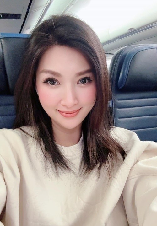 Năm 2020, Hồng Nhung chia sẻ, cô gửi bé Skyler cho bố của cậu nhóc. “8 năm qua, tôi đã nuôi con. Bây giờ, tôi nghĩ đã đến lúc Skyler cần bố vì 1 cậu bé trưởng thành sẽ có những hoạt động như thể thao, có bố hỗ trợ thì Skyler sẽ sống tốt thôi”, nữ ca sĩ tiết lộ trong cuộc phỏng vấn với Gia Đình Xã Hội. Ảnh: FB Hồng Nhung.