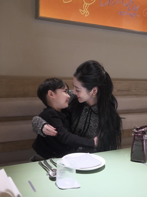 Bé Kem có cuộc sống sung túc ngay từ khi còn nhỏ bởi có mẹ là á hậu, bố là doanh nhân. Ảnh: FB Tú Anh.