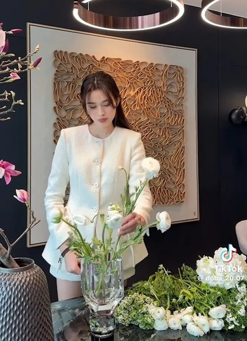 Hoa hậu Việt Nam 2020 còn có sở thích cắm hoa. Từ khi có nhà riêng, Đỗ Thị Hà chăm bày biện hoa tươi. Ảnh: TikTok Đỗ Thị Hà.