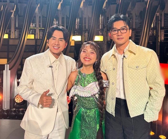Ca sĩ Đan Trường cảm thấy tự hào và hài lòng trước phần thể hiện của Phương Mỹ Chi. Ảnh: FB Phương Mỹ Chi.