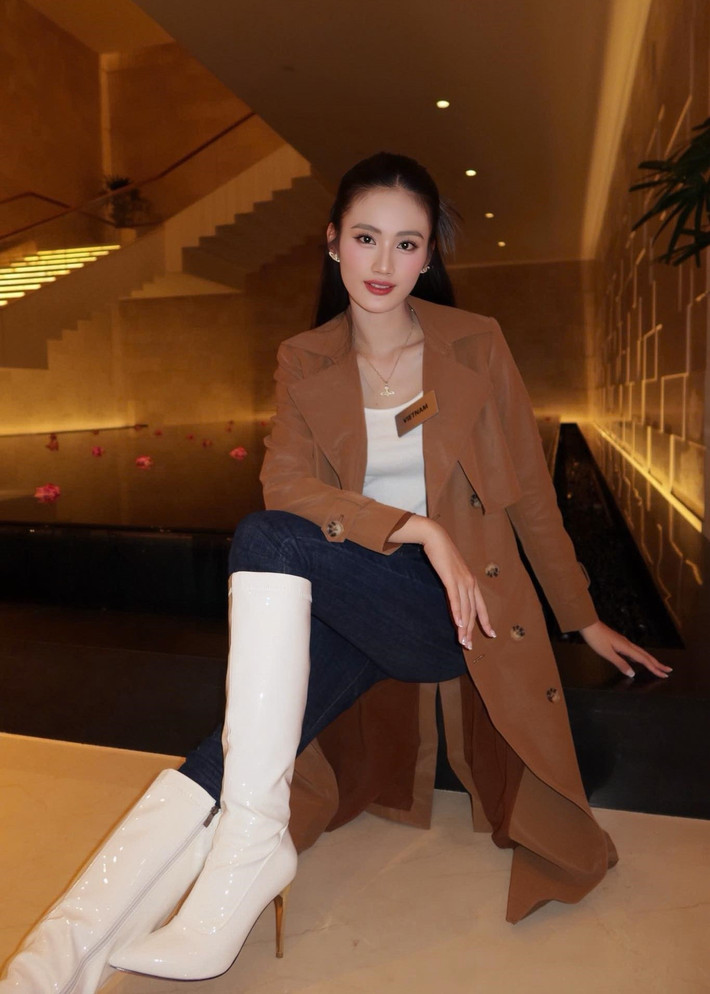 Ý Nhi diện set đồ năng động trong một hoạt động ngoài trời của cuộc thi. Ảnh: FB Ý Nhi.