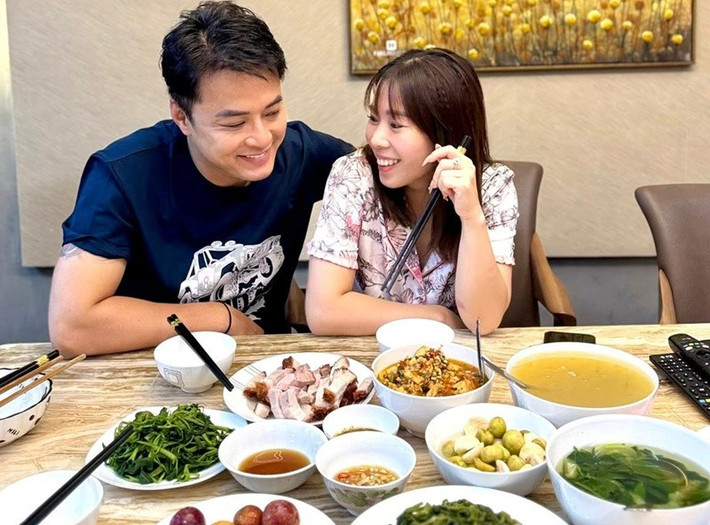 Anh Đào đảm đang, khéo léo. Đối với công việc của Hồng Đăng, Anh Đào thấu hiểu những vất vả, không bao giờ ghen tuông khi nam diễn viên có cảnh tình tứ với bạn diễn. Ảnh: FB Anh Đào.