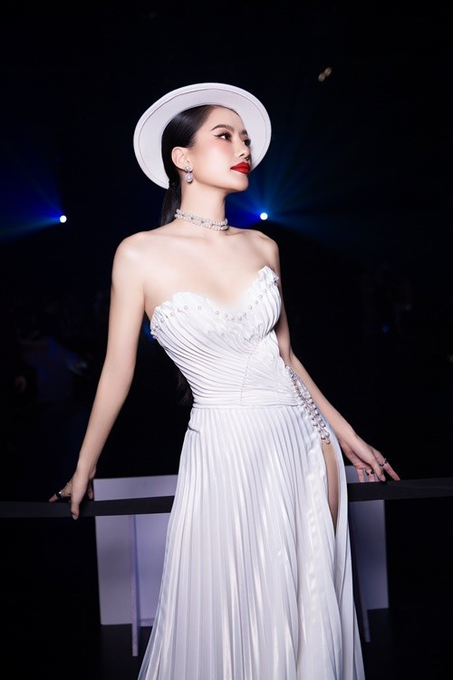 Nàng hậu chuộng váy áo khoe vòng một căng đầy. Ảnh: FB Hoàng Nhung.