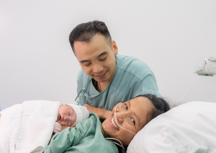 Chồng H'hen Niê bày tỏ, khoảnh khắc được nhìn thấy con, được nghe tiếng khóc đầu đời của con, anh đã vỡ oà cảm xúc. Ảnh: FB Tuấn Khôi.