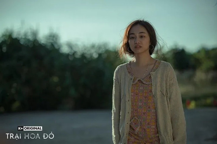 Ngân Hòa chia sẻ trên Sinh Viên Việt Nam về lý do đóng vai Ráy: “Điều quan trọng nhất khiến Hòa nhận vai Ráy là đạo diễn Victor Vũ. Hòa nghĩ, đã là diễn viên ở Việt Nam thì ai cũng muốn được hợp tác với đạo diễn giỏi và làm việc chỉn chu như vậy. Còn một lý do nữa là nhân vật Ráy khác với những vai diễn trước đây mà Hòa từng đóng, khác với tính cách ngoài đời của Hòa. Hòa muốn thử thách bản thân hơn là việc lập đi lập lại một màu”. Ảnh: Sinh Viên Việt Nam.