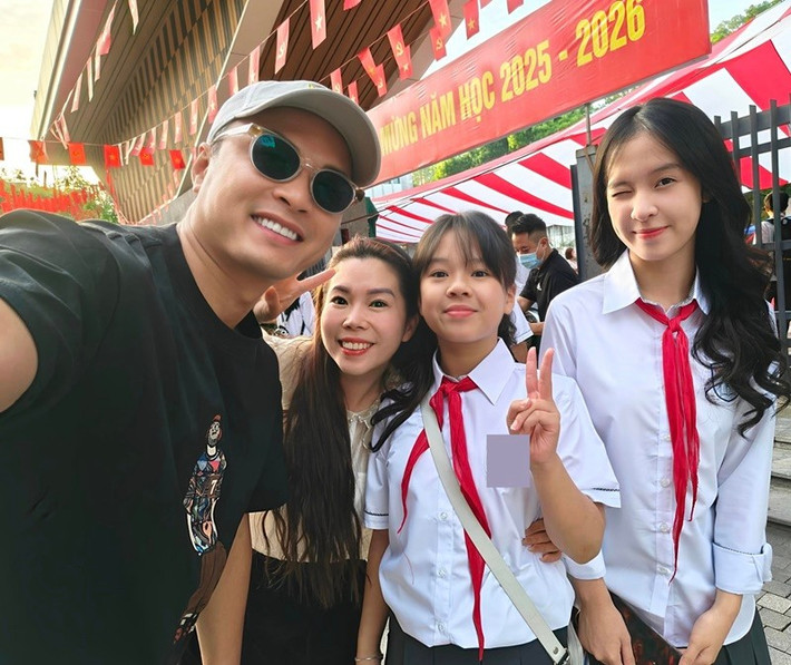 Chia sẻ hình ảnh bên hai con gái, diễn viên Hồng Đăng viết: “Chào mừng năm học mới của 2 nàng của ba mẹ”. Ảnh: FB Hồng Đăng.
