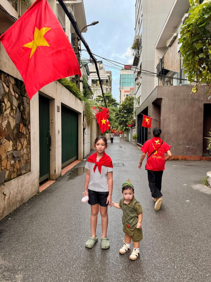 Hà Anh đáp chuyến bay từ TP HCM đến Hà Nội để xem diễu binh, diễu hành. Ảnh: FB Hà Anh.