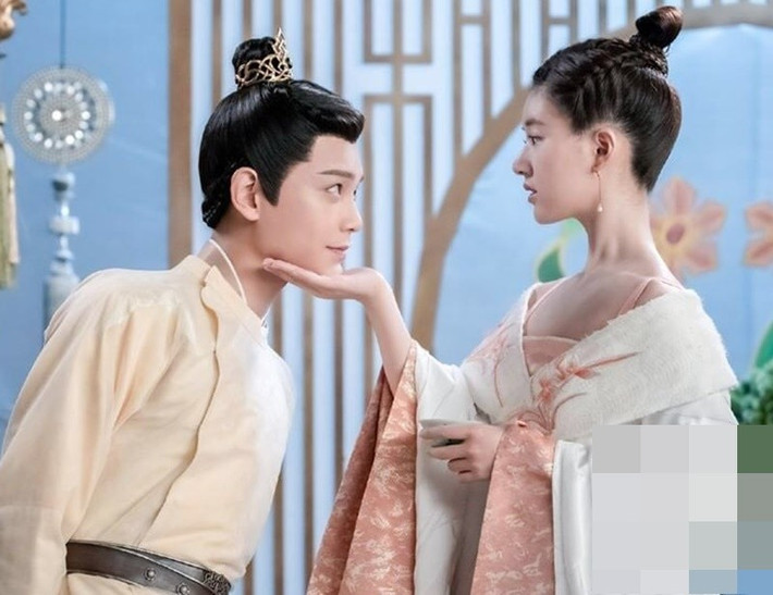 Đa số các nhân vật của Triệu Lộ Tư xuyên không từ hiện tại về quá khứ. Bởi vậy, cô được mệnh danh là mỹ nhân xuyên không. Ảnh: Harper’s Bazaar Việt Nam.