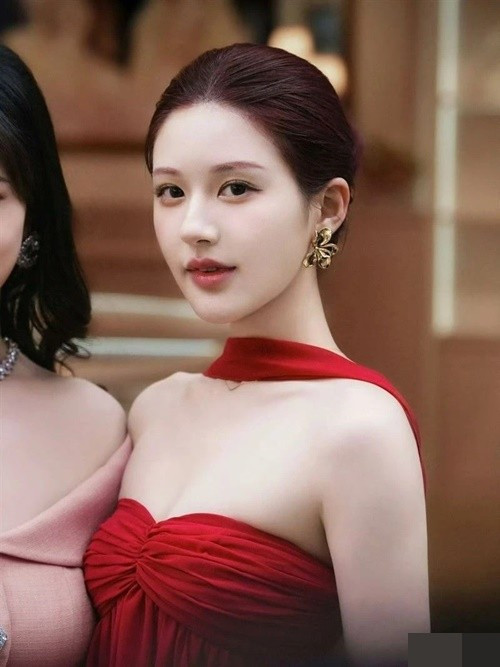 Theo Tiền Phong, mới đây, Triệu Lộ Tư cho biết, công ty quản lý Ngân Hà Khốc Ngu giành quyền kiểm soát studio của cô, lừa kế toán để chuyển đi 2,05 triệu NDT. Ảnh: Znews.