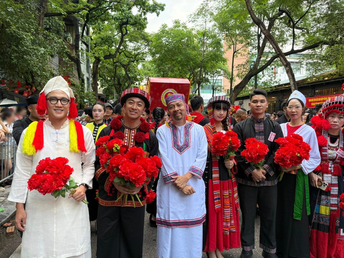 NTK Đức Hùng (thứ ba bên trái) cũng tham gia tổng duyệt A80. Ảnh: FB Đức Hùng.