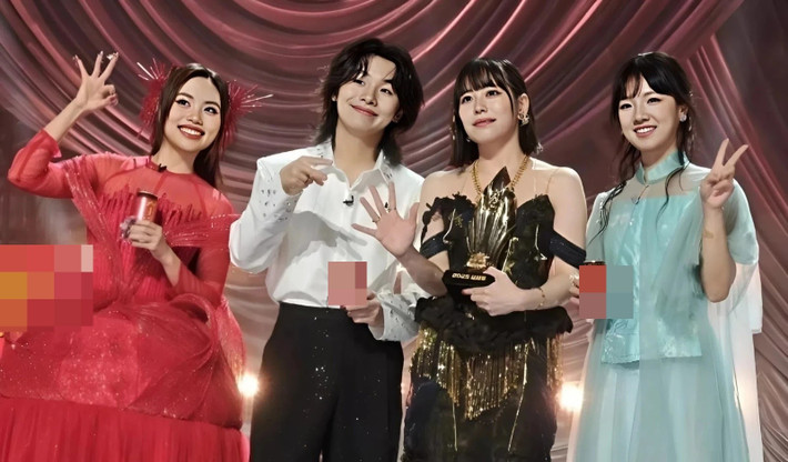 Vị trí thứ 2 thuộc về Chu Phi Ca (áo trắng) còn Miyuna (thứ hai bên phải) về nhất. Ảnh: Znews.