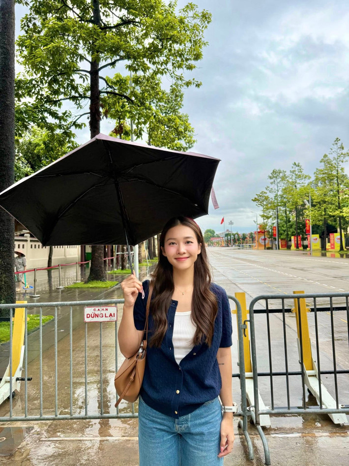 Nữ diễn viên ăn mặc kín đáo tại sự kiện. Ảnh: FB Khả Ngân.