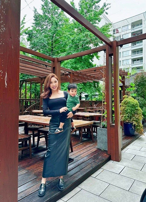 Nữ người mẫu cho biết, cô không vất vả khi làm mẹ bỉm sữa. Ảnh: FB Quỳnh Thư.