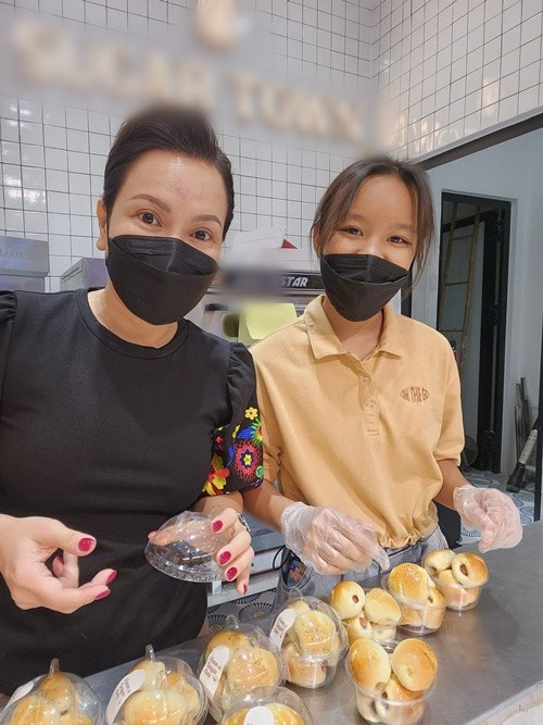 Việt Hương cho con gái làm nhân viên bán hàng khi không đi học. "Cục vàng thì cũng bán hàng nha con. Con em đi bán, khách hàng quay gửi em. Cả nhà ủng hộ con em còn về mai đi học", Việt Hương cho biết. Ảnh: FB Việt Hương.