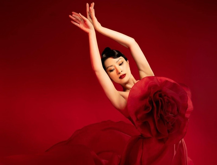 Theo Người Đưa Tin, trong chương trình The Khang Show, Nguyễn Hồng Nhung chia sẻ về bạn trai: "Chúng tôi chơi chung một nhóm và đã có rất nhiều cơ hội để đến với nhau nhưng cuối cùng không đến được. Vẫn là con người đó, có thể đúng người nhưng chưa đúng thời điểm. Và tôi tin, bây giờ là đúng thời điểm để tôi cho phép mình để họ bước vào trong tâm hồn mình. Người ta nói 'Người yêu nhau phải trở về với nhau’. Tôi tin vào điều đó”. Ảnh: FB Hồng Nhung.